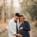 Couple pendant une séance grossesse